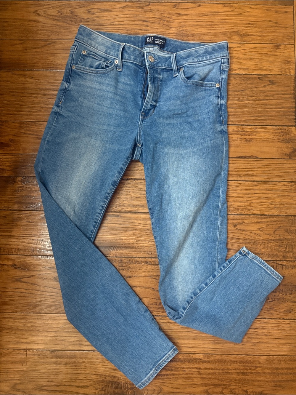 GAP Women's Medium Wash Skinny Jeans. Universal Leggings